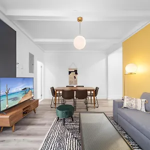 https://modern-and-cozy-4-bedrooms-sleep-12.hotels-in-montreal.org