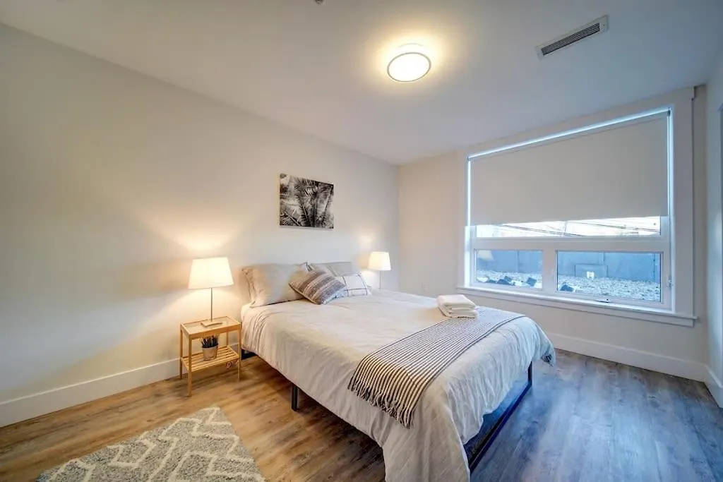 New Ocean Bay New Luxury Condo Sleeps 5 Parking, Coffee, Ac Halifax Holiday home